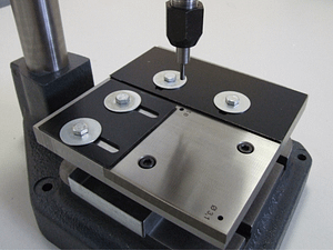 Děrování štítků lisem 